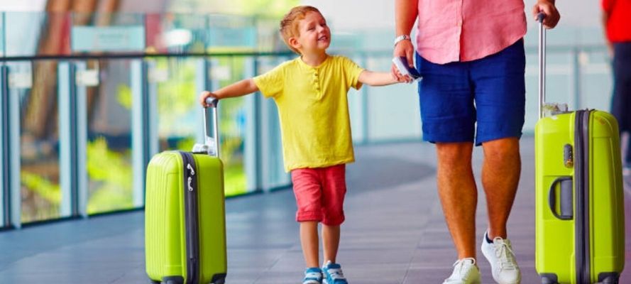 Bambini in vacanza: cosa mettere sempre in valigia